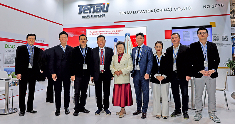 Gorące gratulacje dla prezesa TENAU ELEVATOR (CHINA) Co., Ltd. Kunfa Bo, prezesa Aizhu Yang, dyrektora ds. marketingu zagranicznego Congcong Sun i innych przedstawicieli działów za udział w Międzynarodowych Targach Elevator w Augsburgu w Niemczech